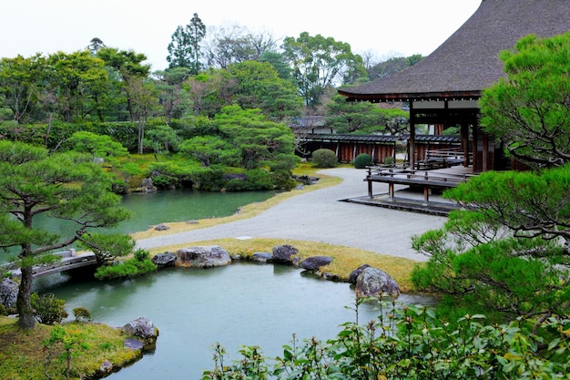 Jardin japonais avec étang