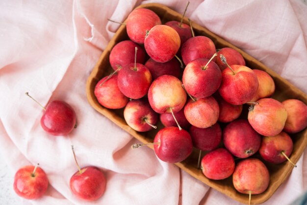 Jardin, mûres, naturelles, mini pommes dans un bol écologique, vue de dessus