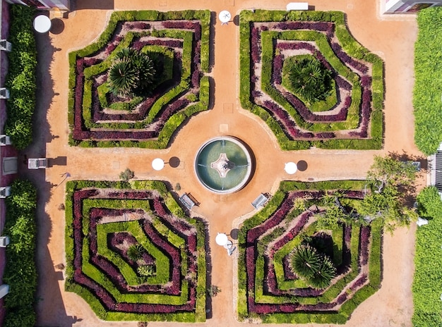 Jardin ornemental avec fontaine. Tiré par le dron d'en haut.