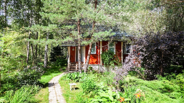 Jardin ornemental verdoyant avec maison de campagne en bois