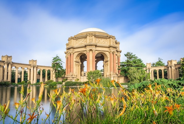 Jardin avec Palais des Beaux-Arts.