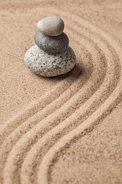 Jardin de pierre zen japonais relaxation méditation simplicité équilibre concept cailloux et sable ratissé