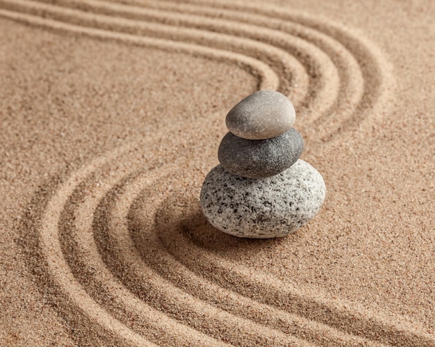 Jardin de pierre zen japonais relaxation méditation simplicité équilibre concept cailloux et sable ratissé