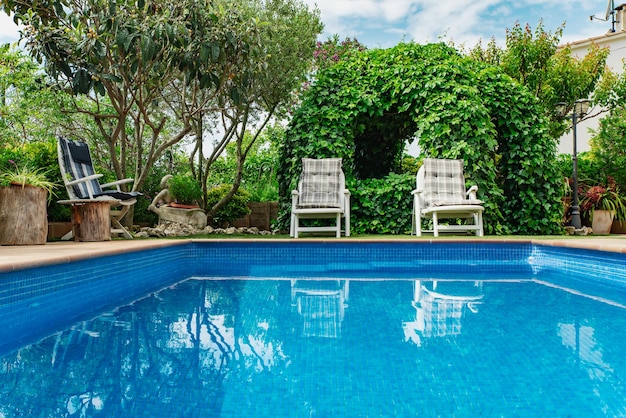 Jardin avec piscine et pelouse verte