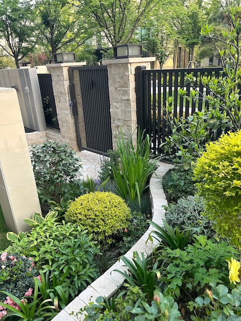 Un jardin avec un portail et un jardin devant