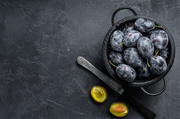 Jardin des prunes bleues dans une passoire.