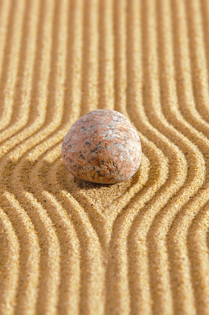 Jardin zen japonais avec de la pierre dans du sable texturé