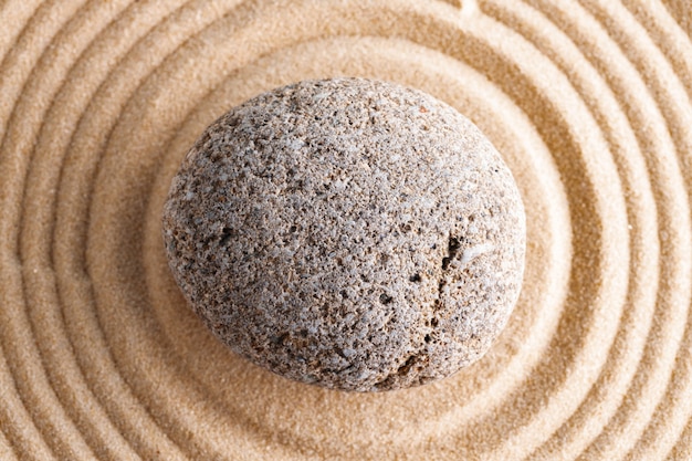 Jardin zen japonais avec pierre dans le sable ratissé