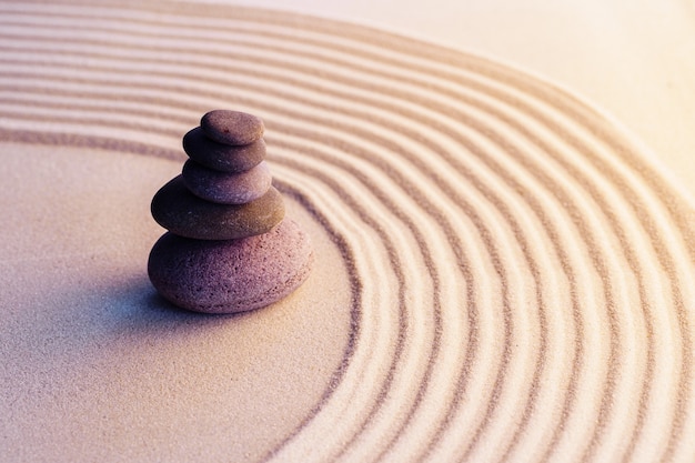 Jardin zen de méditation avec des pierres sur le sable, photo tonique