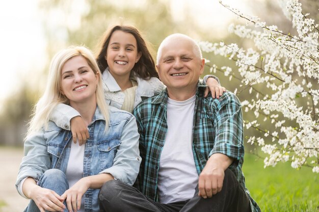 Jardinage familial de génération dans le parc par une journée ensoleillée