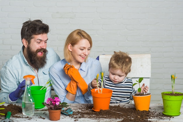 Jardinage. La famille passe du temps ensemble. Plantation. Famille plantant des fleurs. Soin des plantes. Découverte et enseignement du jardinage.