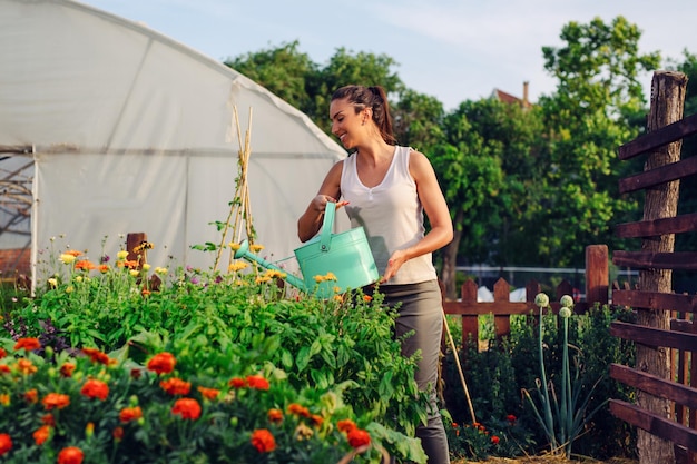 Jardinage femme arrosant les fleurs du jardin