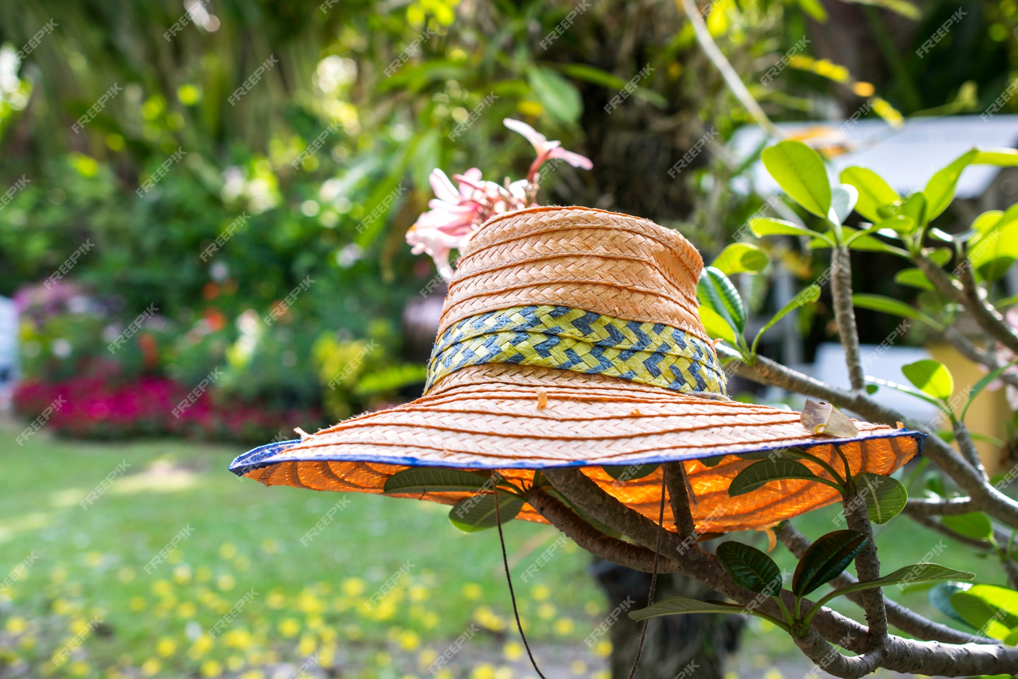 В большой соломенной шляпе расписанной чудесными цветами. Шляпа дерево. Шляпа для дачи. Соломенная шляпа для дачи. Шляпа садовника.