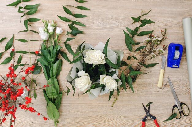 Le jardinier dans le magasin de fleurs fait un bouquet. Boutique de fleurs Lifestyle. Belle composition florale. Détail.