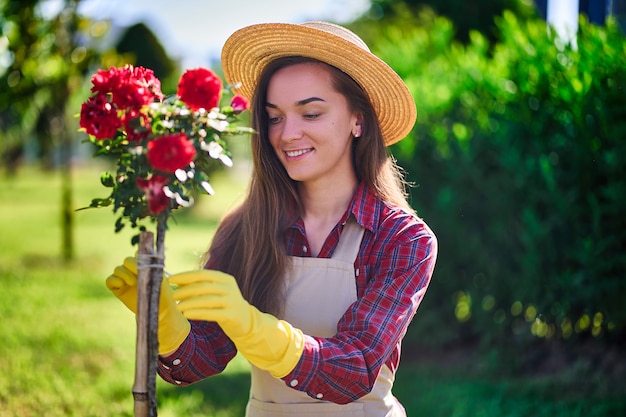 Jardinier de femme dans le jardin de fleurs