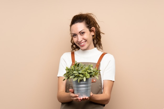 Jardinier femme tenant une plante