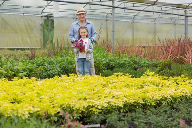 Jardinier avec petit-fils tenant une fleur pourpre