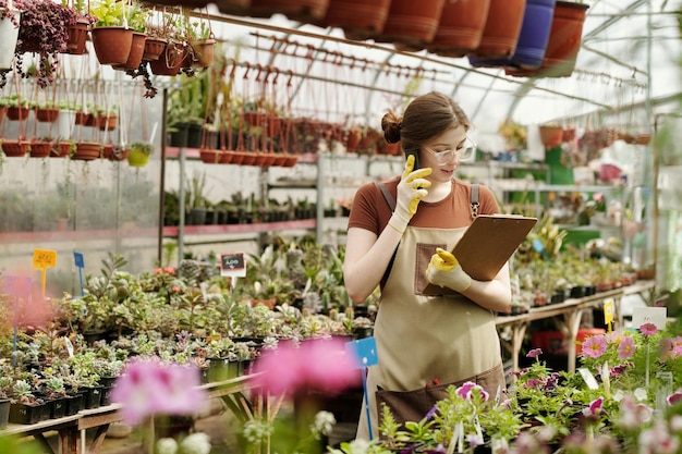 Jardinier prenant une commande par téléphone