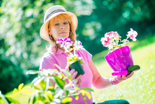 Jardinier prenant soin de ses plantes