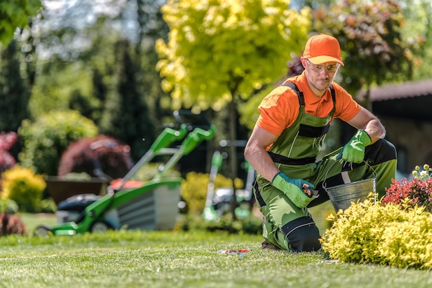 Jardinier professionnel caucasien