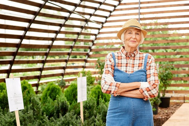 Jardinier senior heureux