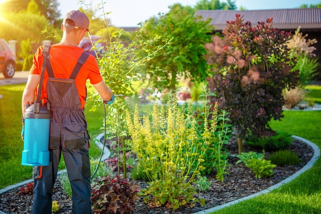 Jardinier avec spray antiparasitaire