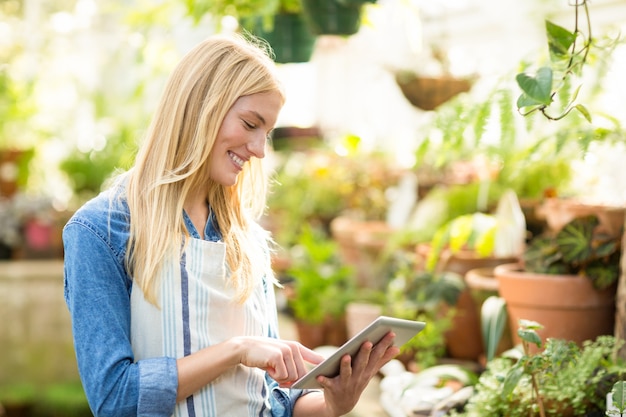 Jardinière à l'aide d'une tablette numérique à effet de serre