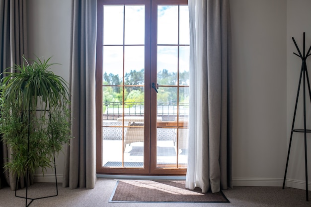 Jardinière en métal dans le salon près de l'entrée principale