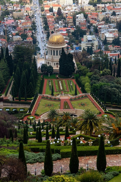 Jardins Bahai et une ville sur la côte de la mer Méditerranée