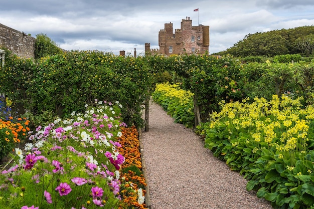 Jardins et château de Mey avec des fleurs colorées par temps nuageux