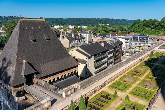 Jardins du palais et du château de Pau à côté de maisons typiques de la ville dans les Pyrénées France