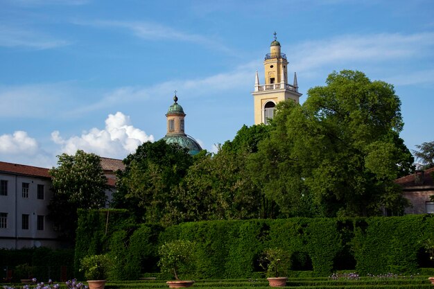 Photo des jardins historiques italiens pittoresques avec une tour de cloches baroque concept de tourisme