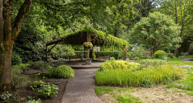 Jardins de Sendall dans un parc urbain de banlieue moderne saison estivale