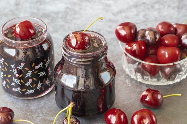 Des jarres avec de la confiture de cerises fraîche faite maison