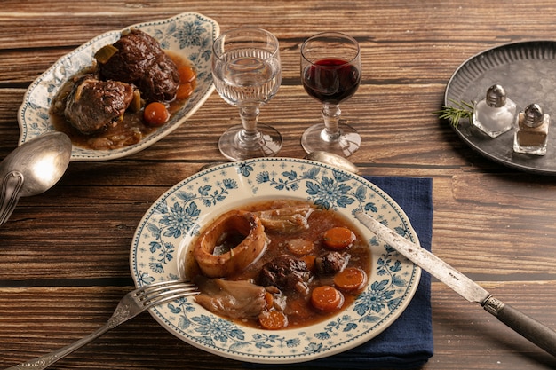 Jarret de boeuf bien cuit dans une sauce au vin