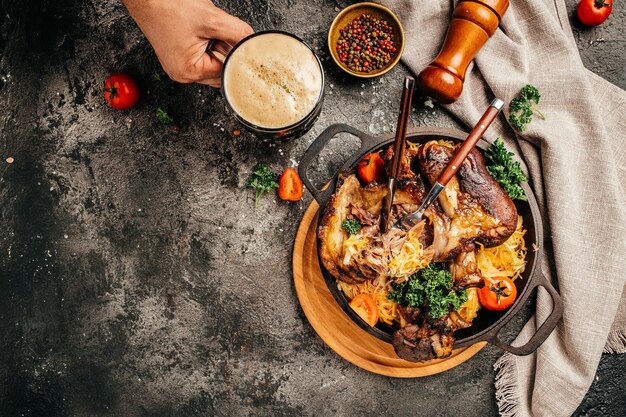 Jarret de porc bavarois appétissant avec choucroute. Menu de l'Oktoberfest. bannière, menu, lieu de recette pour le texte, vue de dessus.