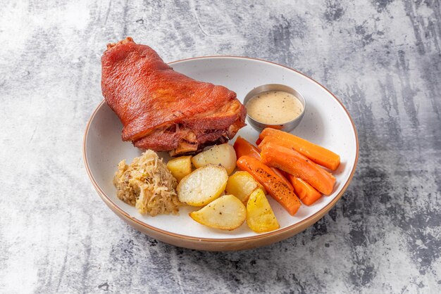 Jarret de porc croustillant avec trempettes et frites servies dans un plat isolé sur la vue de dessus de table de la cuisine thaïlandaise