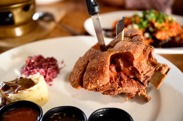 Jarret de porc rôti croustillant avec purée de pommes de terre et sauce