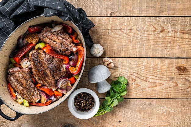 Jarrets d'agneau cuits lentement rôtis avec des légumes et des herbes Fond en bois Vue de dessus Espace de copie