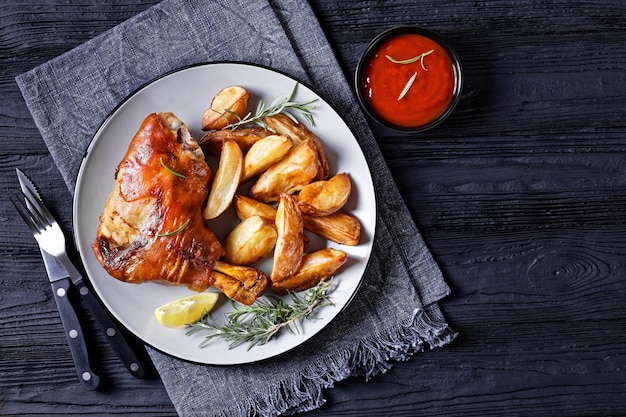 Jarrets de porc rôtis avec pommes de terre sur une assiette