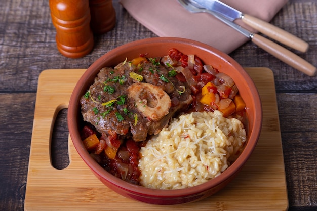 Jarrets de veau (boeuf) avec risotto au safran en milanaise, gremolata et sauce.