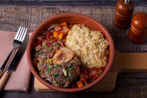 Jarrets de veau (boeuf) avec risotto au safran en milanaise, gremolata et sauce.