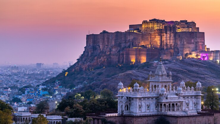 Photo le jaswant thada et le fort mehrangarh en arrière-plan au coucher du soleil, le jaswant thada est un cénotaphe situé à jodhpur, il a été utilisé pour la crémation de la famille royale marwar, jodhpur. rajasthan, inde