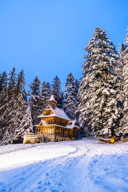 Jaszczurowka à Zakopane chapelle en bois dans la forêt d'hiver enneigée Pologne