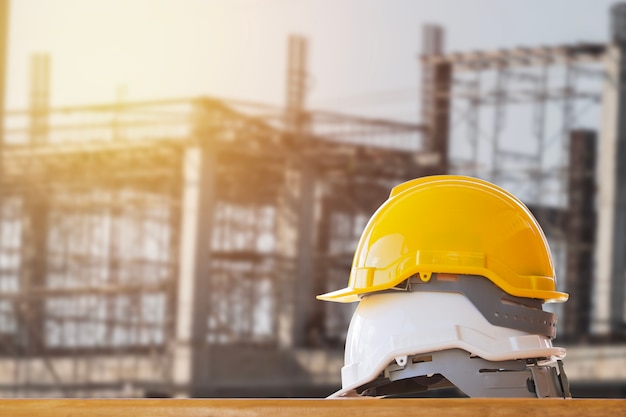 Jaune avec casque de sécurité blanc sur table dans le chantier