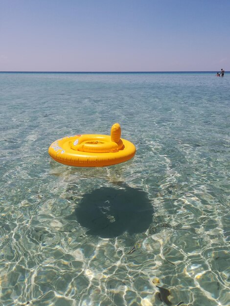 Photo le jaune flottant sur la mer contre un ciel clair