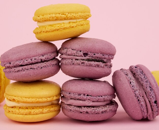 Jaune en gâteaux macarons cuits au four violets