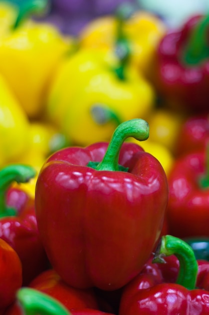 Photo jaune mûr, poivrons rouges au marché de légumes