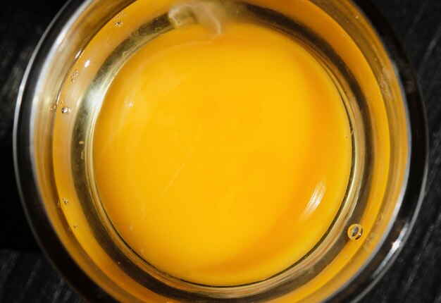 Jaune d'œuf cassé à plat Aliments biologiques naturels Mise au point sélective