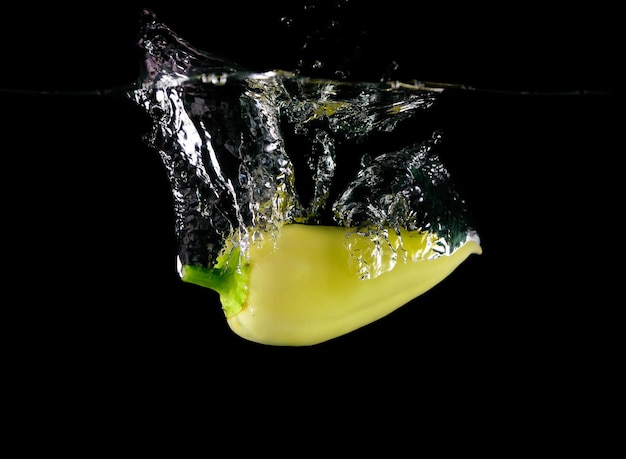 Jaune Poivre Tombant Dans L'eau. élément De Conception